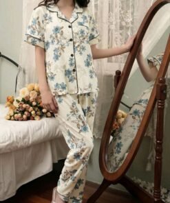 بجامة نسائية بطبعات ورد