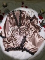 طقم بجامة نوم ستان مزين بالدانتيل الاسود