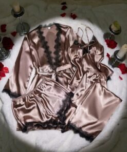 طقم بجامة نوم ستان مزين بالدانتيل الاسود