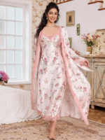 قميص نوم ستان وردي مطبوع بزهور وروب مزين بالدانتيل